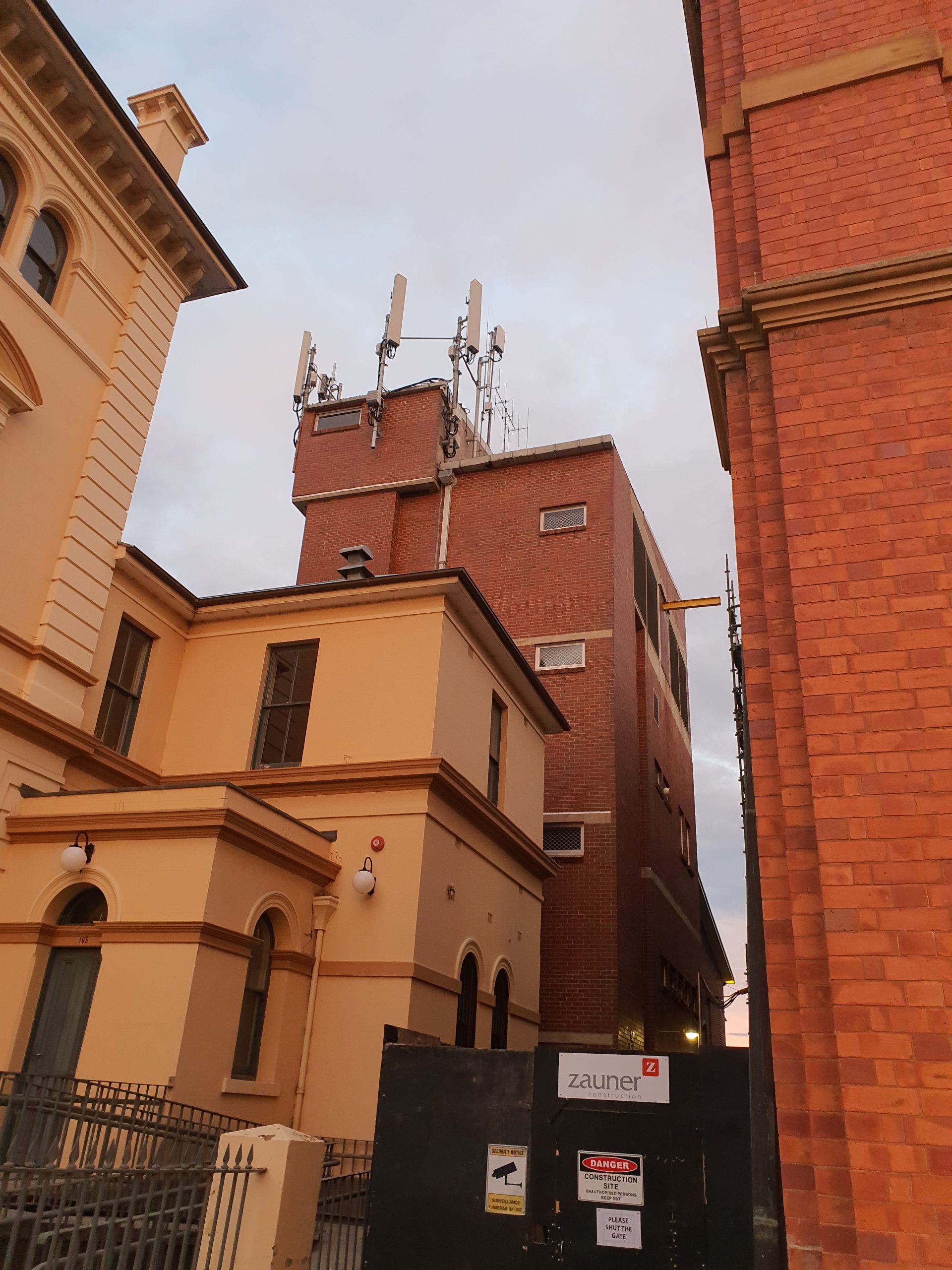 A tool brick building behind the Goulburn Post office, antennas can be seen on the roof that resemble those of cellular/moible networks.